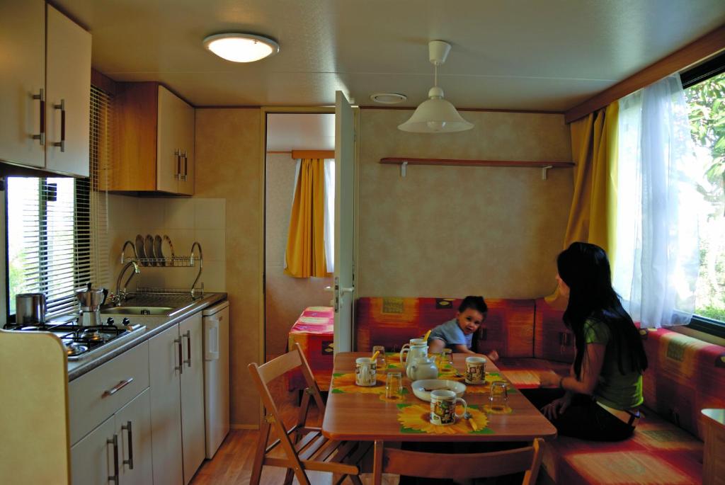 Kuchyň nebo kuchyňský kout v ubytování Camping Terrazzo sul mare