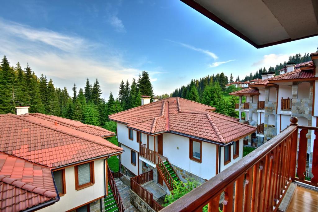 パンポロボにあるRaikov Ski Lodge private apartmentsの赤いタイル張りの屋根の建物のバルコニーからの眺め