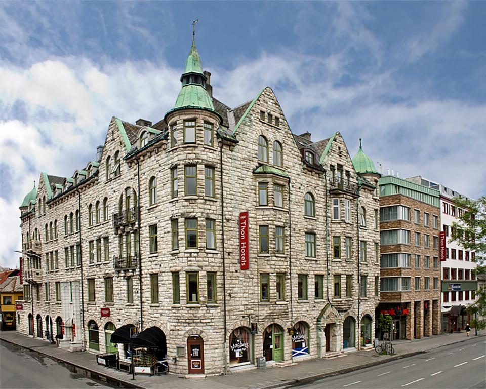 un gran edificio de piedra en el lateral de una calle en Thon Hotel Nidaros, en Trondheim