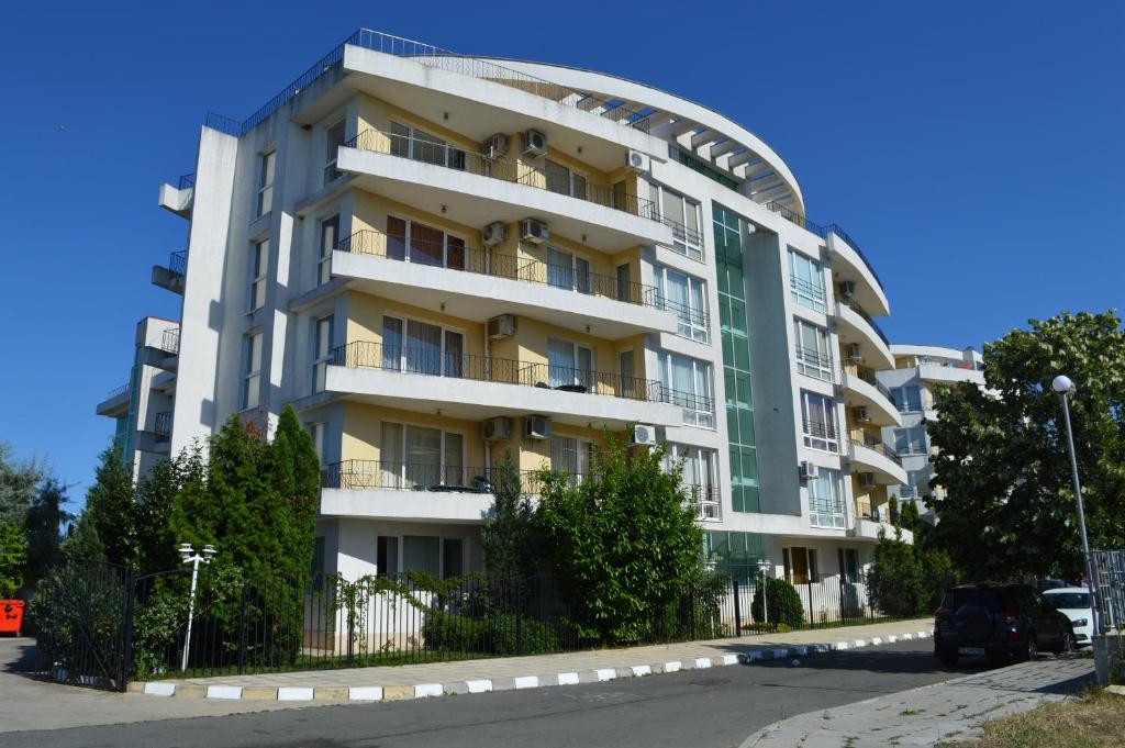 Bratanov Azuro Apartment