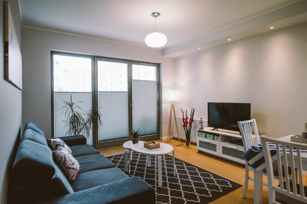 Televízia a/alebo spoločenská miestnosť v ubytovaní Apartamenty Rodzina nad morzem