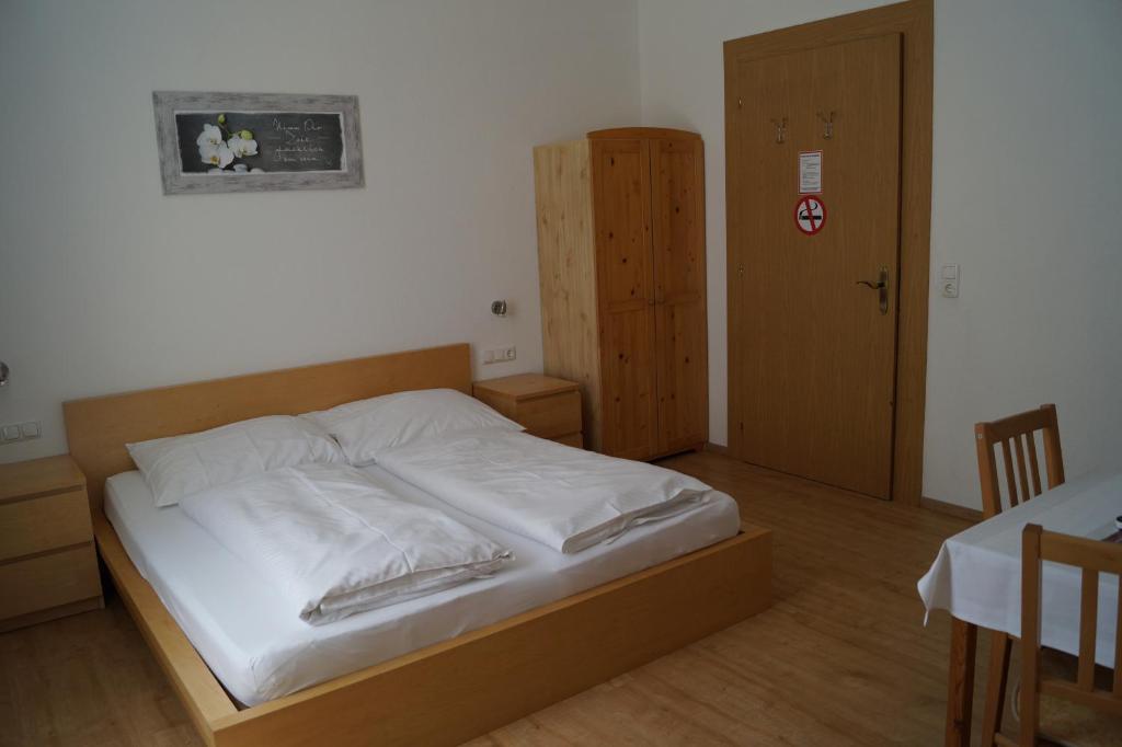 Giường trong phòng chung tại Hotel "Wilder Mann"