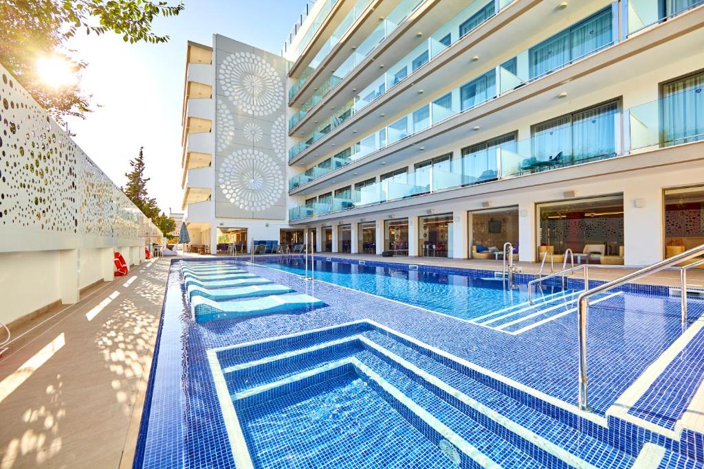 una piscina frente a un edificio en Indico Rock Hotel Mallorca - Adults Only en Playa de Palma