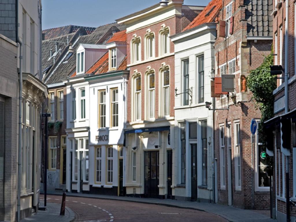 eine leere Straße in einer Stadt mit Gebäuden in der Unterkunft The Guest Apartments - Lange Putstraat in ’s-Hertogenbosch