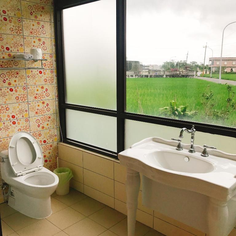 a bathroom with a sink and a toilet and a window at 旅人空間The Cube Inn Homestay本民宿未與Agod a合作 We are not partnered with Agod a in Dongshan