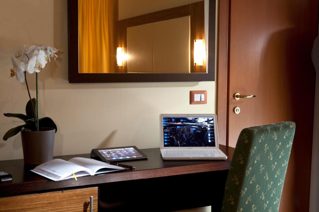 TV a/nebo společenská místnost v ubytování Hotel Ambasciatori