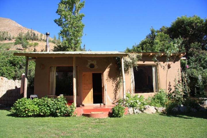 ein kleines Haus auf einem Grasfeld in der Unterkunft Casa Arun in Pisco Elqui
