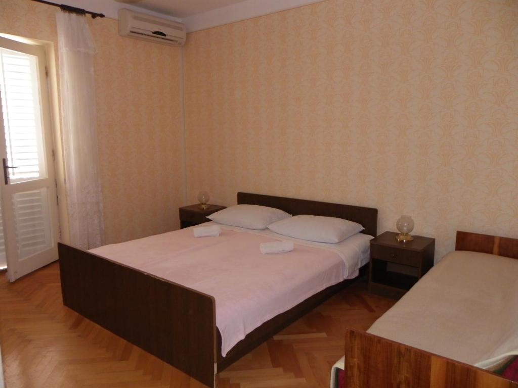 A bed or beds in a room at B&B Maestral Rab