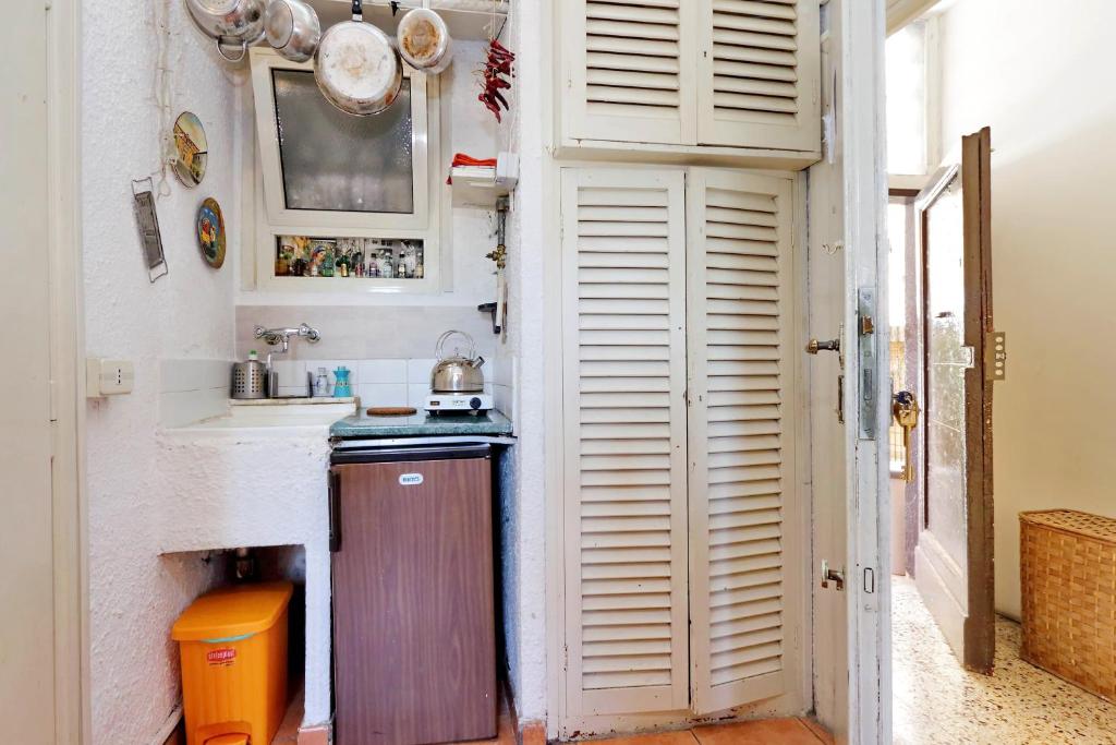 A kitchen or kitchenette at Pretty Flat Trastevere