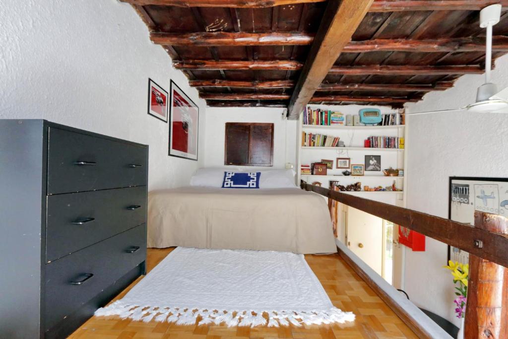 A bed or beds in a room at Pretty Flat Trastevere