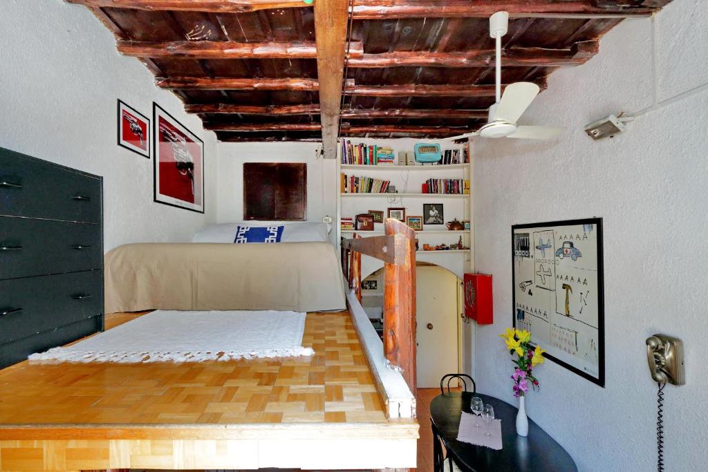 A bed or beds in a room at Pretty Flat Trastevere