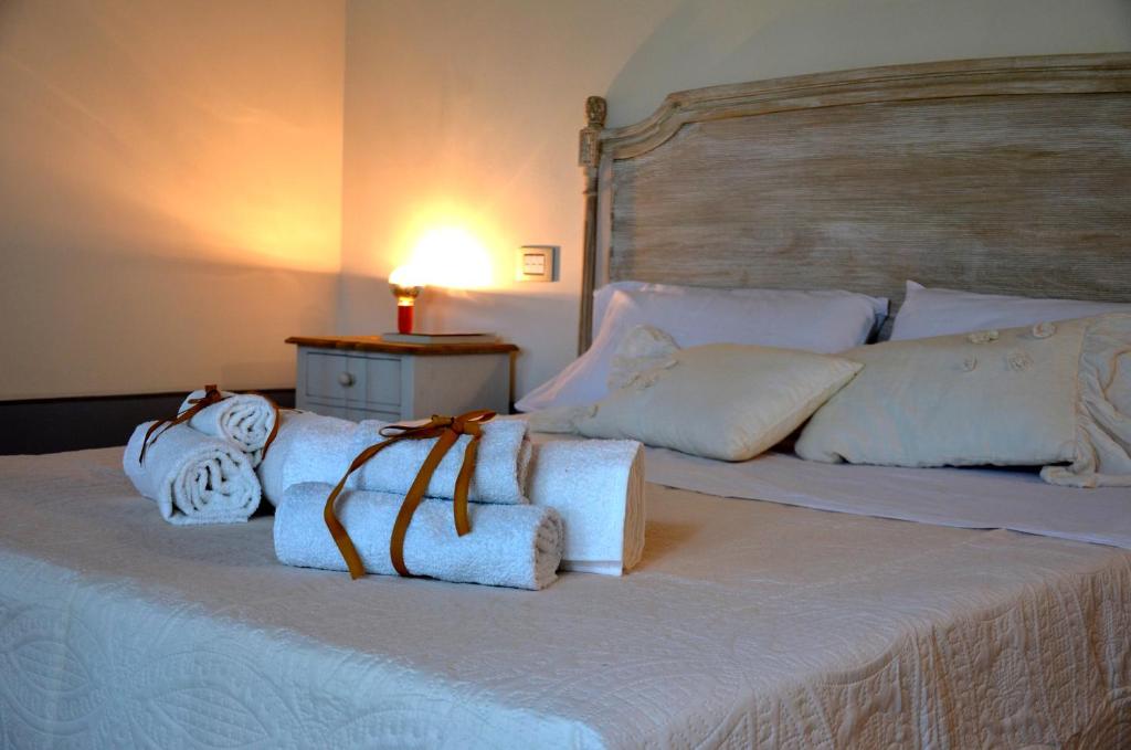 een slaapkamer met een bed met handdoeken erop bij Elisabeth House in Lucignano