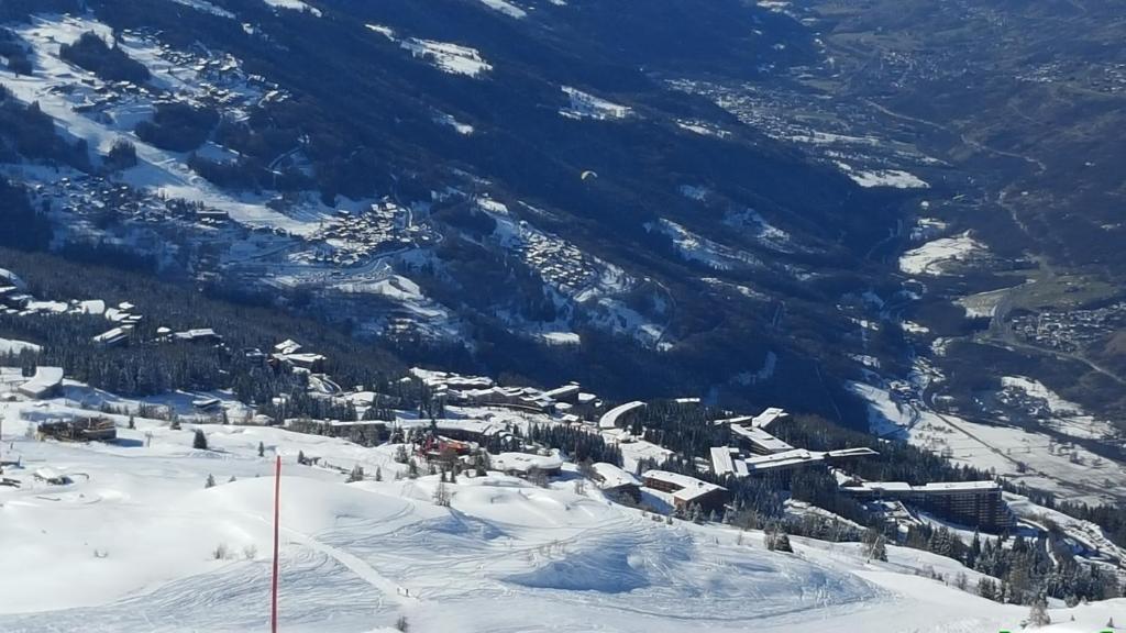- Vistas a una montaña nevada y a una estación de esquí en Tournavelles Arcs 1800 en Bourg-Saint-Maurice