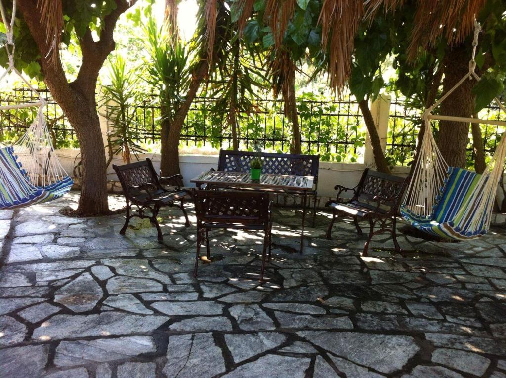 ポティスティカにあるKesi Holiday Homeの木々が植わるパティオ(テーブル、椅子付)