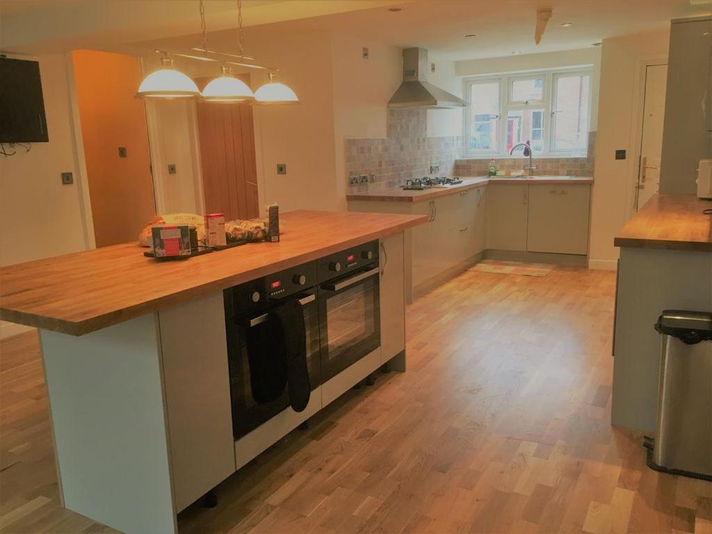 uma cozinha com um balcão e um fogão forno superior em Stratford House em Stratford-upon-Avon