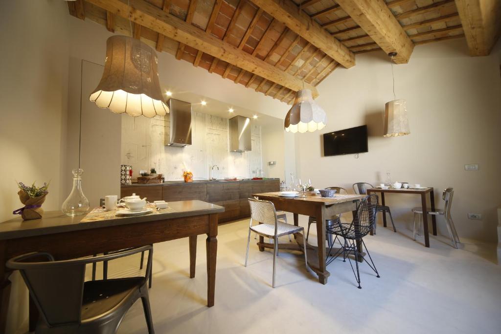 eine Küche und ein Esszimmer mit Tischen und Stühlen in der Unterkunft Residenza Corso Baccio in SantʼElpidio a Mare