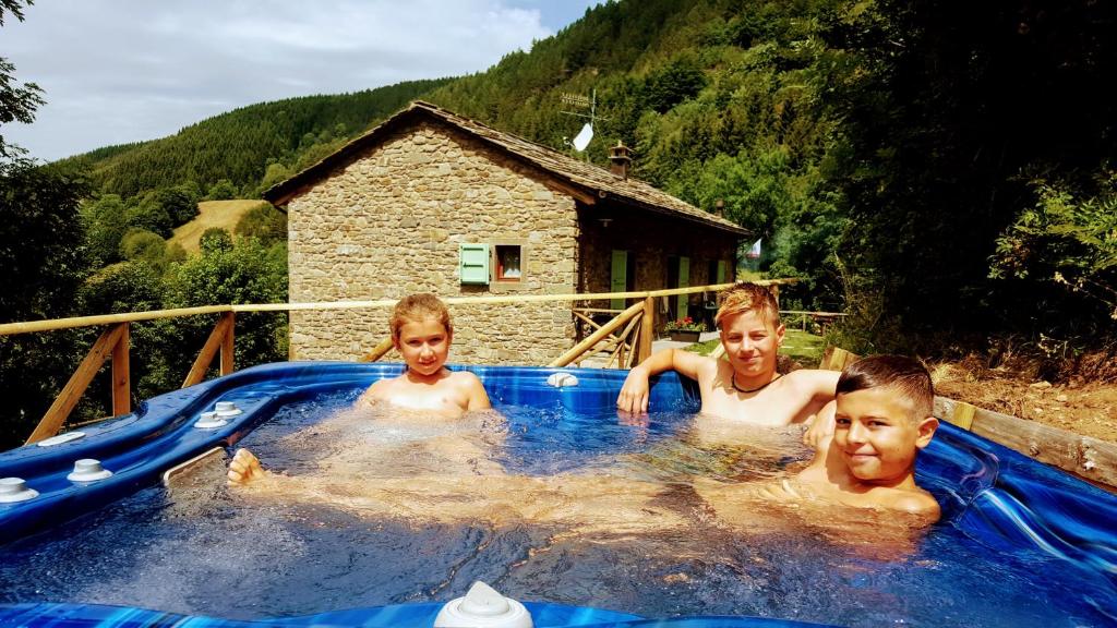 Bazén v ubytovaní Il Borgo Dei Celti alebo v jeho blízkosti