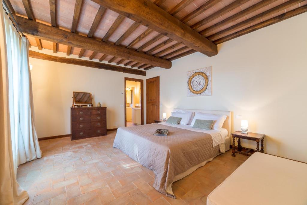 サン・ジミニャーノにあるAppartamento Casagliaの木製の天井が特徴のベッドルーム1室(大型ベッド1台付)