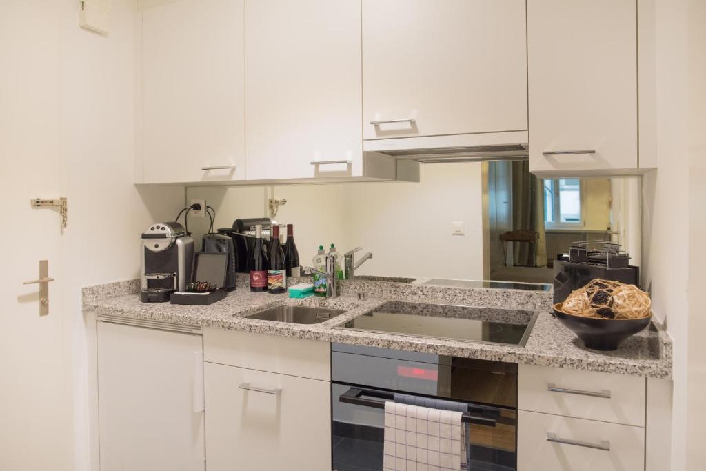 Kuchyň nebo kuchyňský kout v ubytování Stylish Apartment in the Heart of Zug by Airhome