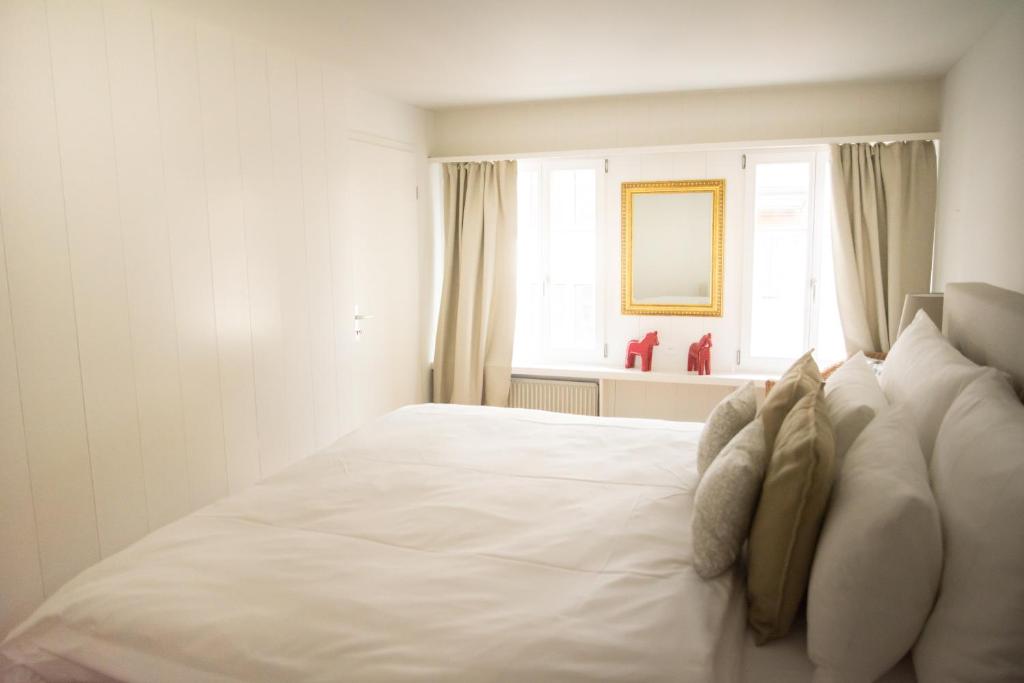 Postel nebo postele na pokoji v ubytování Stylish Apartment in the Heart of Zug by Airhome