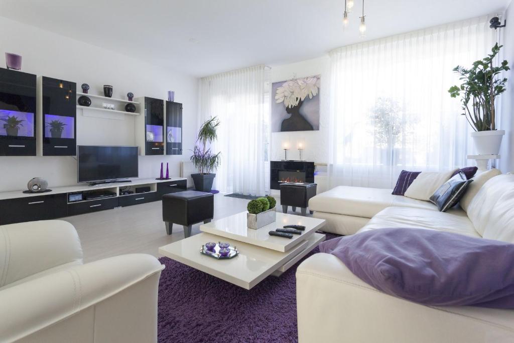 恩斯赫德的住宿－Enschede，客厅配有白色沙发和电视
