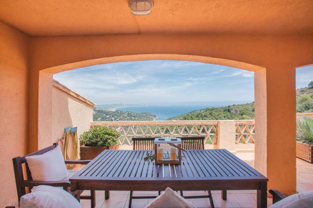 patio con mesa y sillas en el balcón en Flateli Begur, en Begur