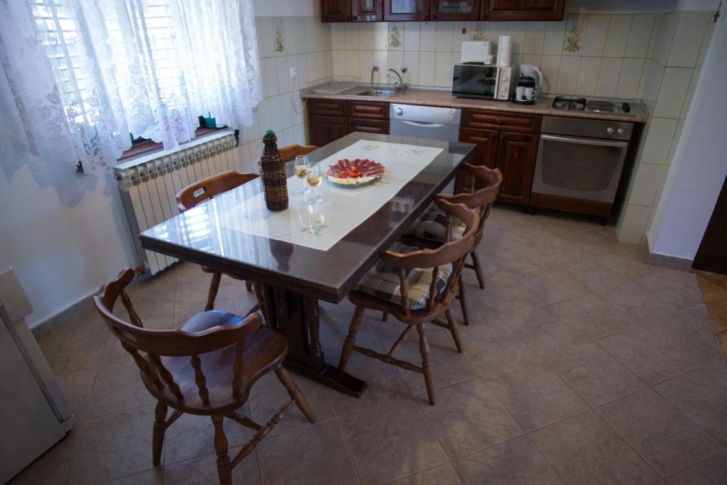 Kuchyň nebo kuchyňský kout v ubytování Apartment Bibo