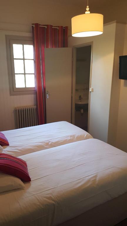 Postel nebo postele na pokoji v ubytování Hôtel Ttiki Etchea