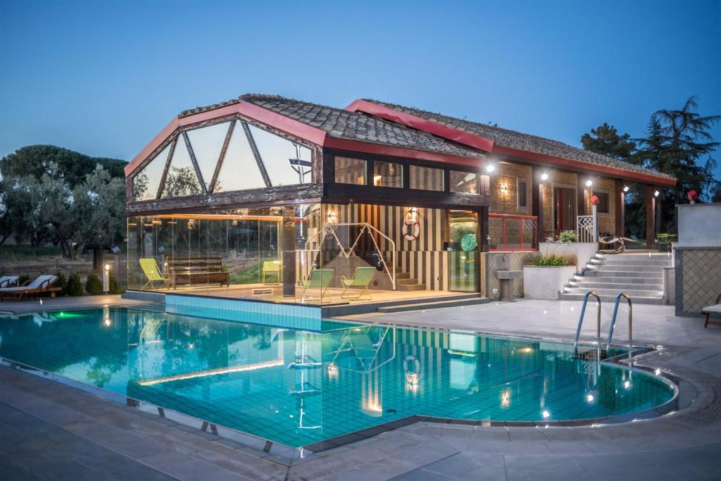 Bazén v ubytování Traldi Resort nebo v jeho okolí