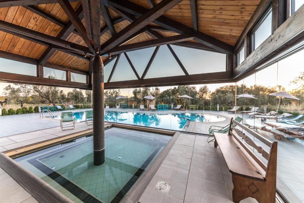 Bazén v ubytování Traldi Resort nebo v jeho okolí