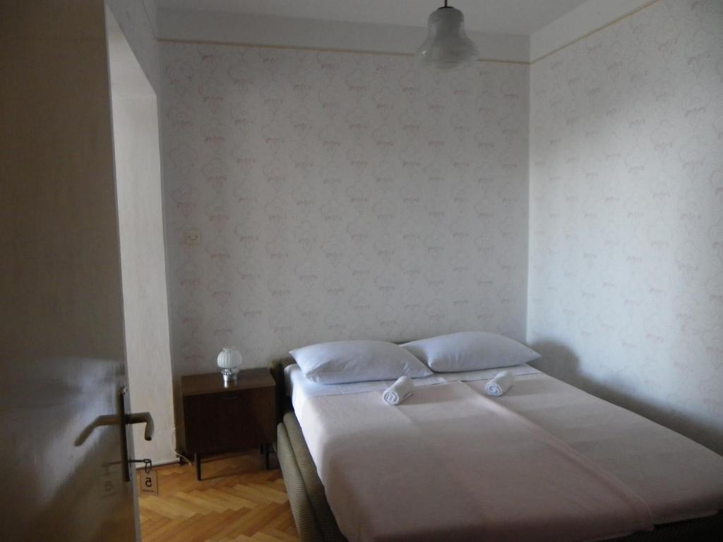 A bed or beds in a room at B&B Maestral Rab