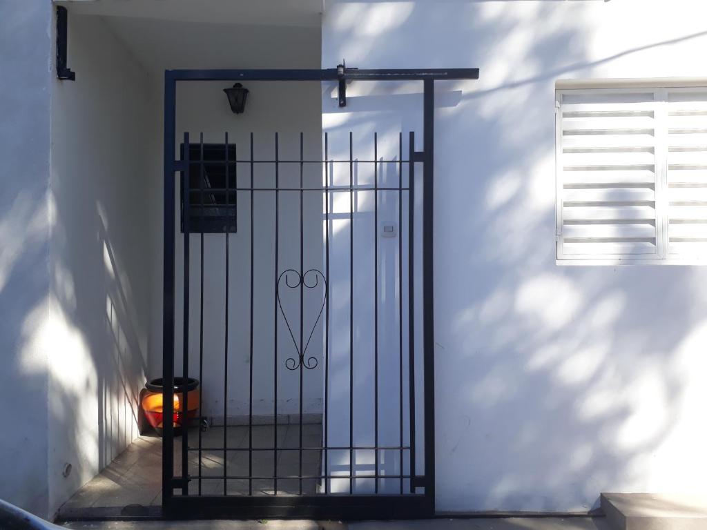 Una puerta a una casa blanca con una calabaza. en Departamento Catamarca en San Fernando del Valle de Catamarca