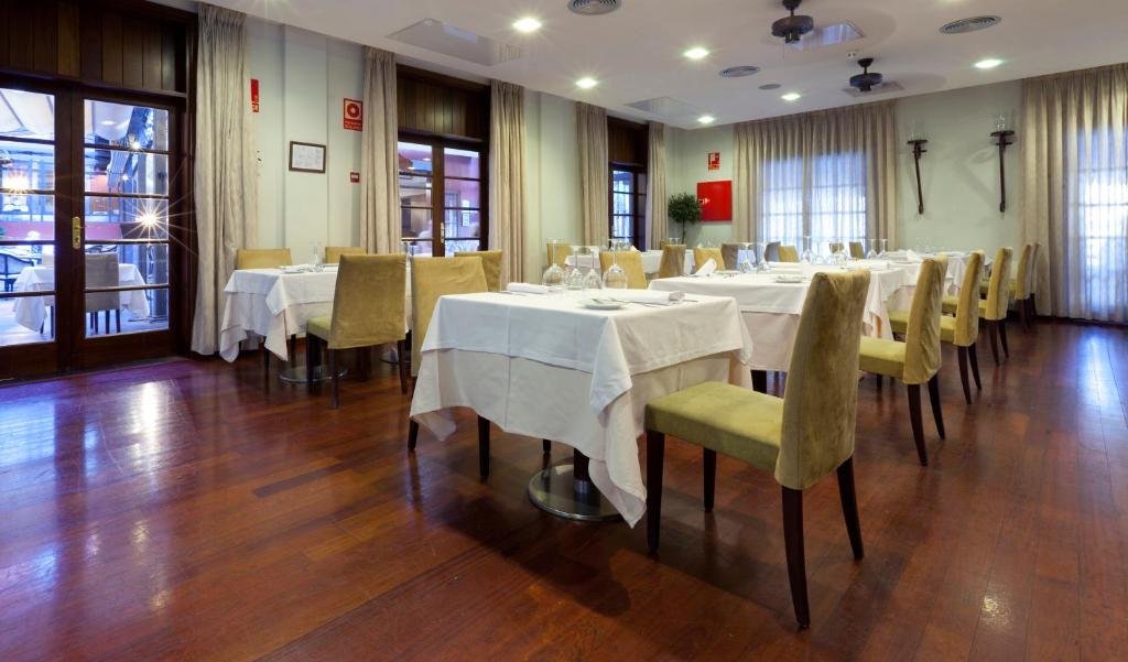 Reštaurácia alebo iné gastronomické zariadenie v ubytovaní Laguna Nivaria Hotel & Spa