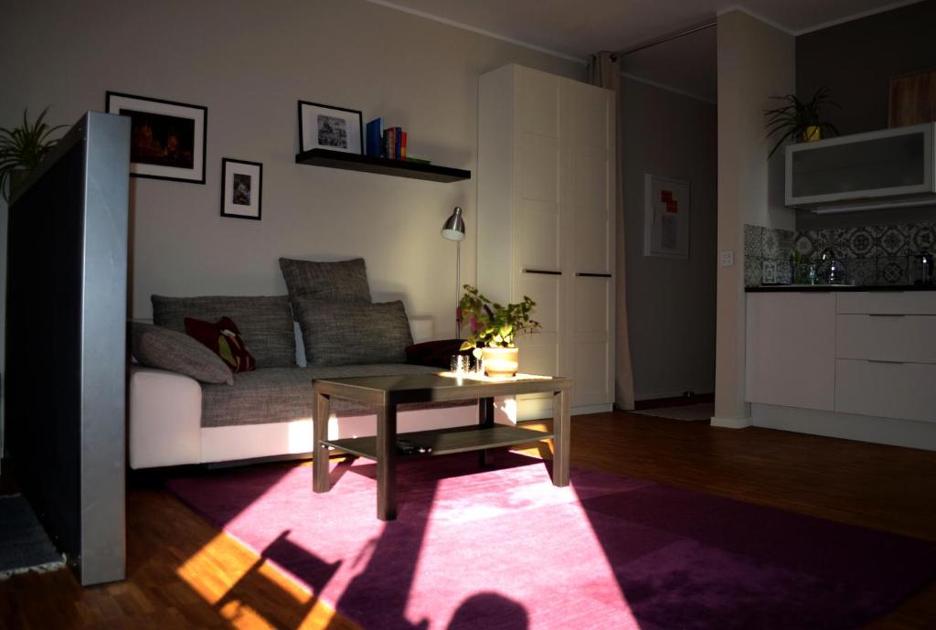 ein Wohnzimmer mit einem Sofa und einem Tisch in der Unterkunft Apartment Papiermühle24 in Erfurt