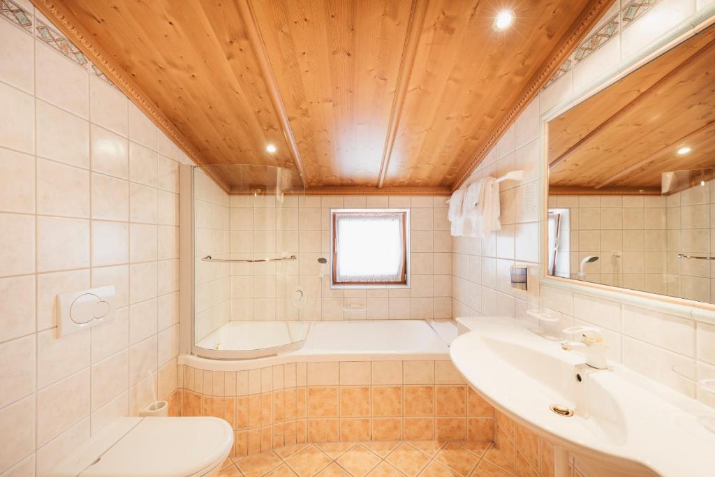 Koupelna v ubytování Hotel Hoferwirt