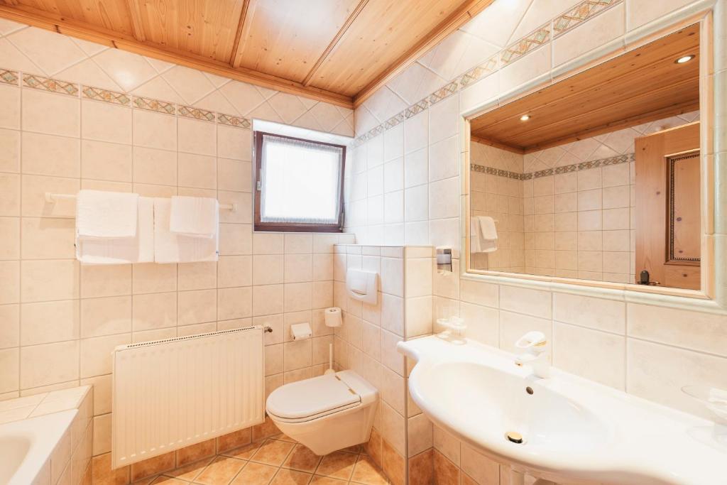Koupelna v ubytování Hotel Hoferwirt