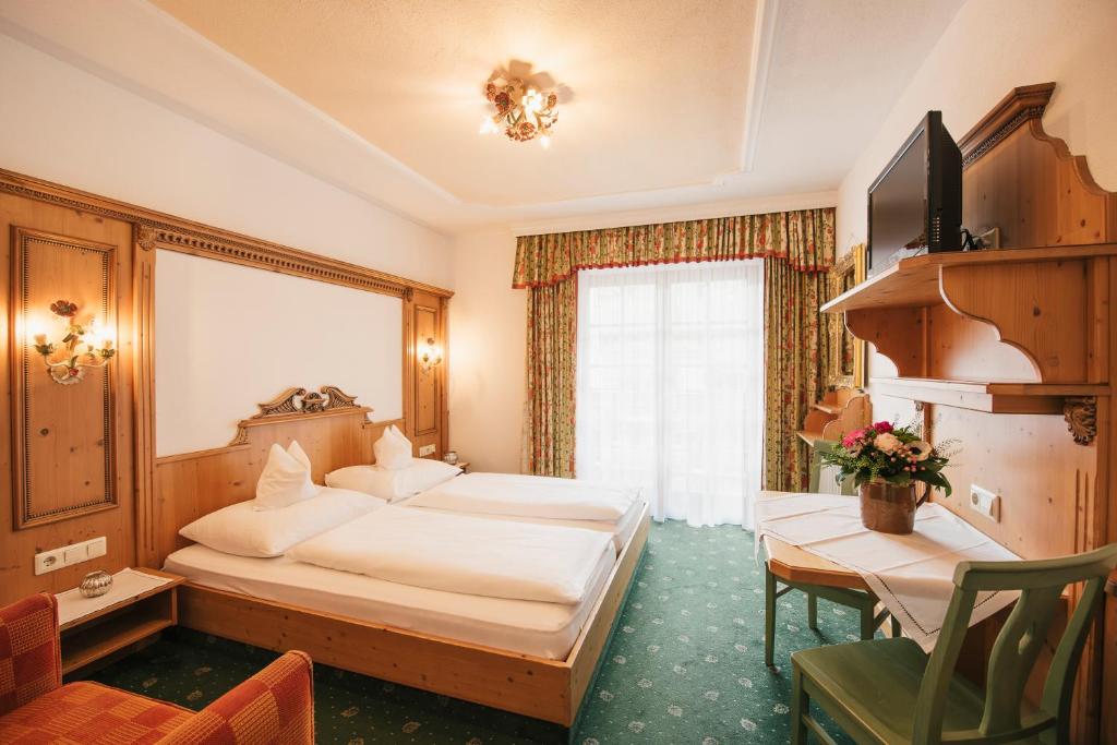 Postel nebo postele na pokoji v ubytování Hotel Hoferwirt