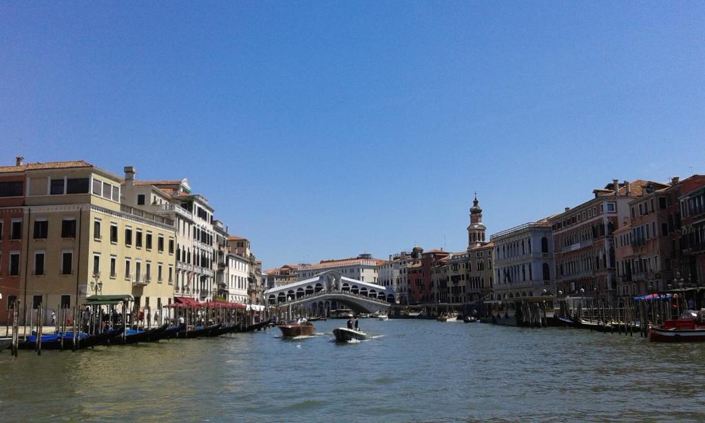 vista su un canale con edifici e barca di Apartment with a Secret and Romantic Park a Venezia