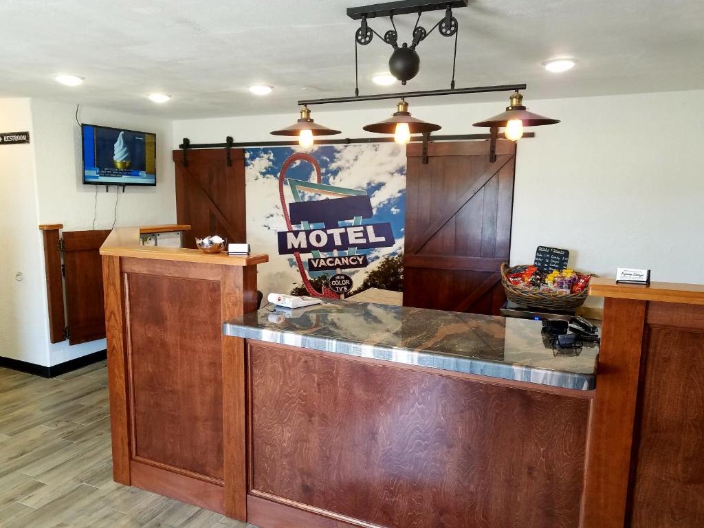 um balcão de restaurante com uma placa de hotel na parede em West Plains Motel em West Plains