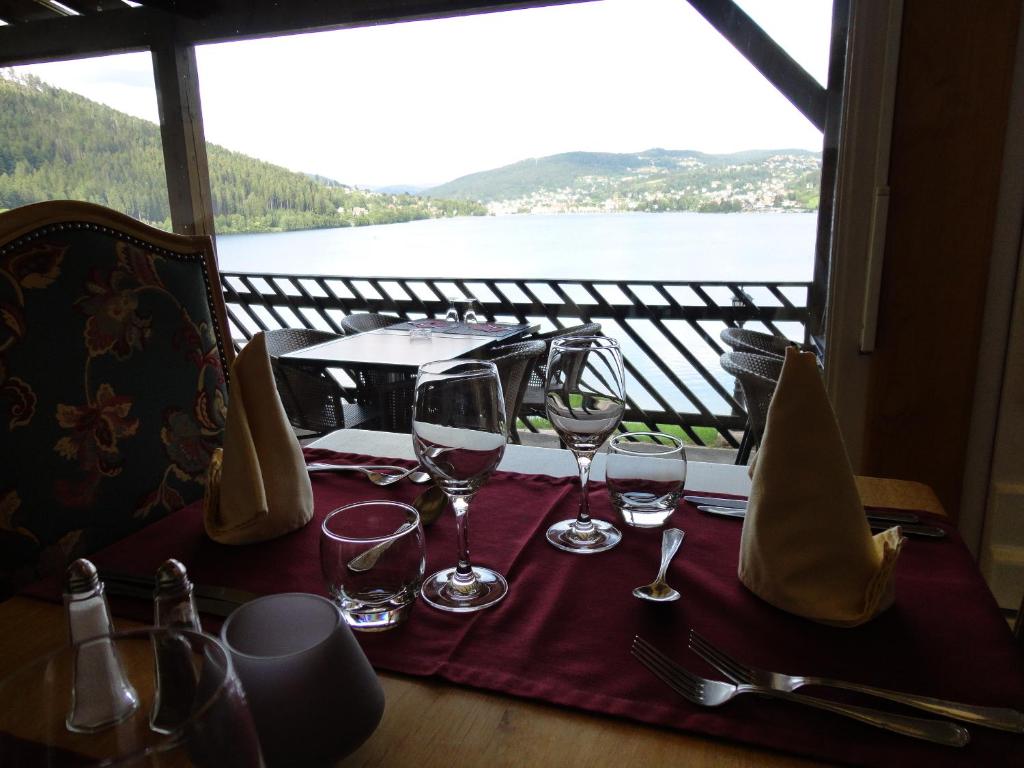 En restaurang eller annat matst&auml;lle p&aring; L&#39;Auberge au Bord du Lac