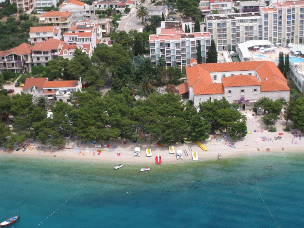 uma vista aérea de uma praia com um grupo de pessoas em Apartmani Pašalić em Tučepi