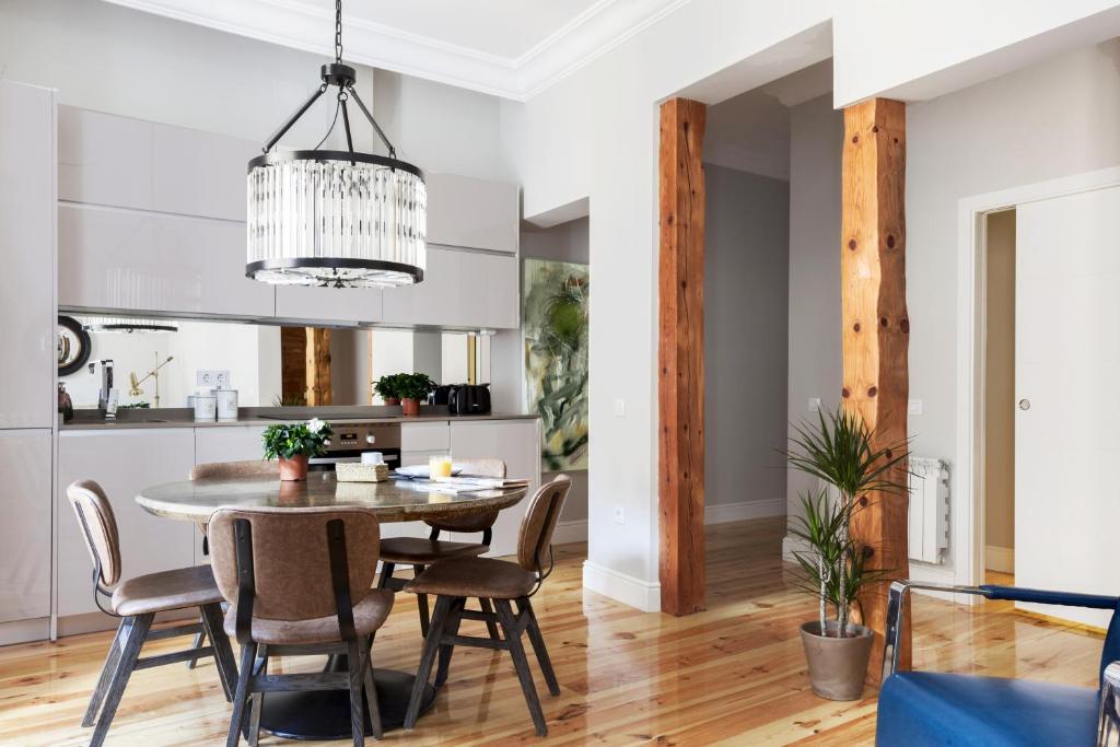 a kitchen and dining room with a table and chairs at Casa Malasaña in Madrid