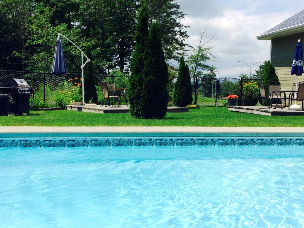 Bazén v ubytování Motel des Cèdres nebo v jeho okolí