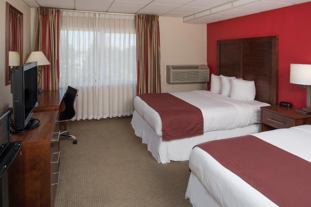 Postel nebo postele na pokoji v ubytování Ramada by Wyndham Downtown Spokane