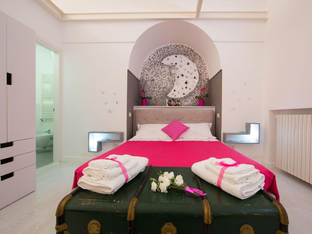 1 dormitorio con 1 cama con una maleta verde en Il Giglio, en Matera