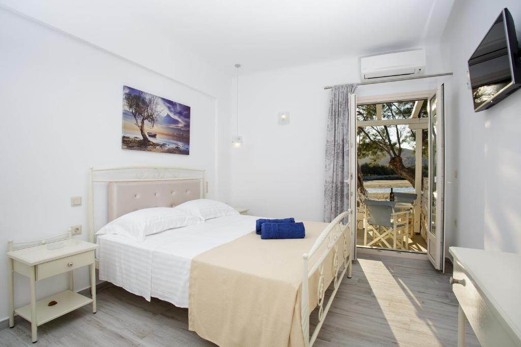 Postel nebo postele na pokoji v ubytování Akti Naoussa Paros