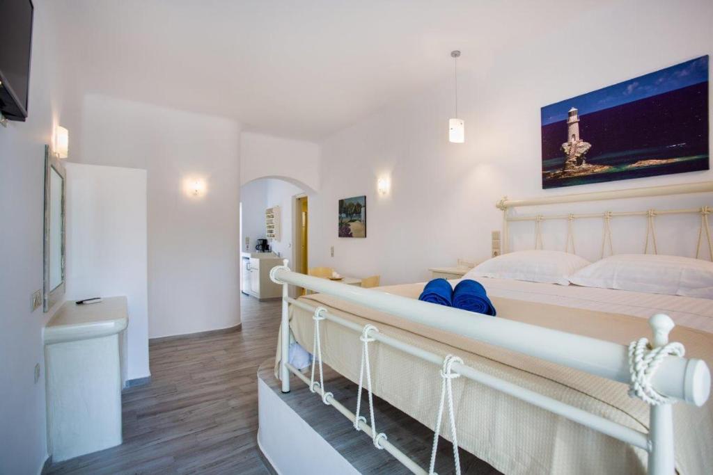 Postel nebo postele na pokoji v ubytování Akti Naoussa Paros