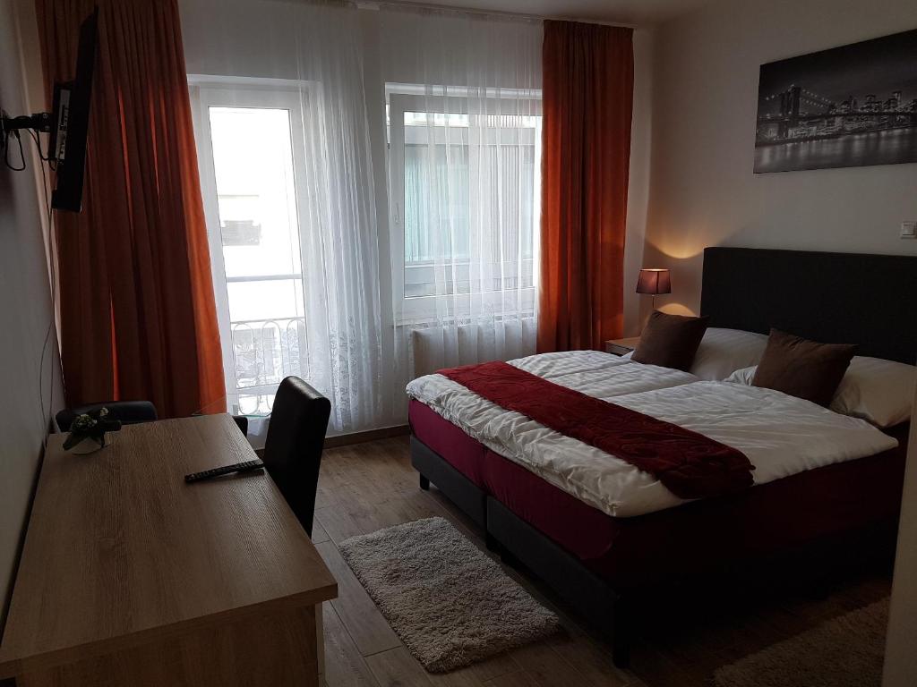 Postel nebo postele na pokoji v ubytování Hotel Eigelstein