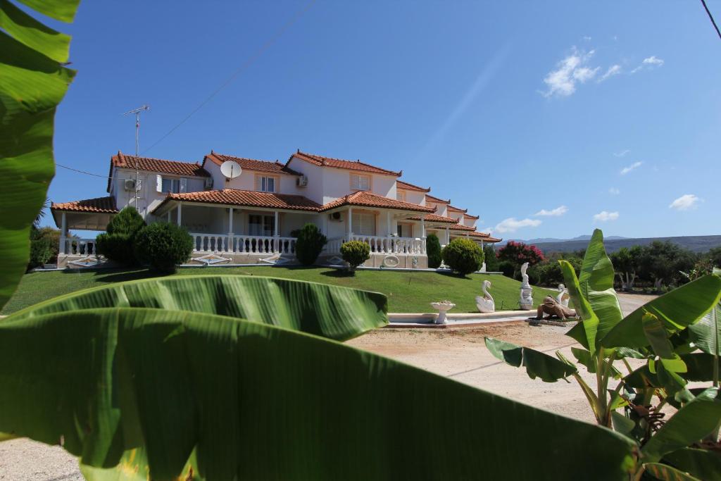 una casa grande con un gran patio delante en 9 Mouses, en Filiatra