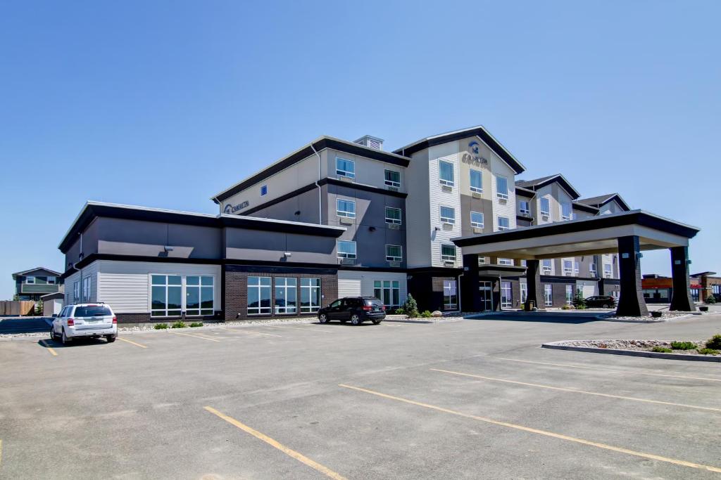 un estacionamiento frente a un gran edificio en Canalta Martensville, en Martensville